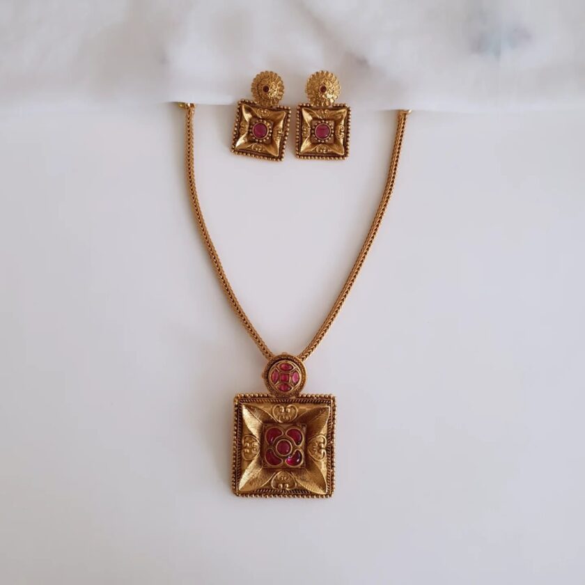 SHORT HAARAM(T)-A2374 RUBY