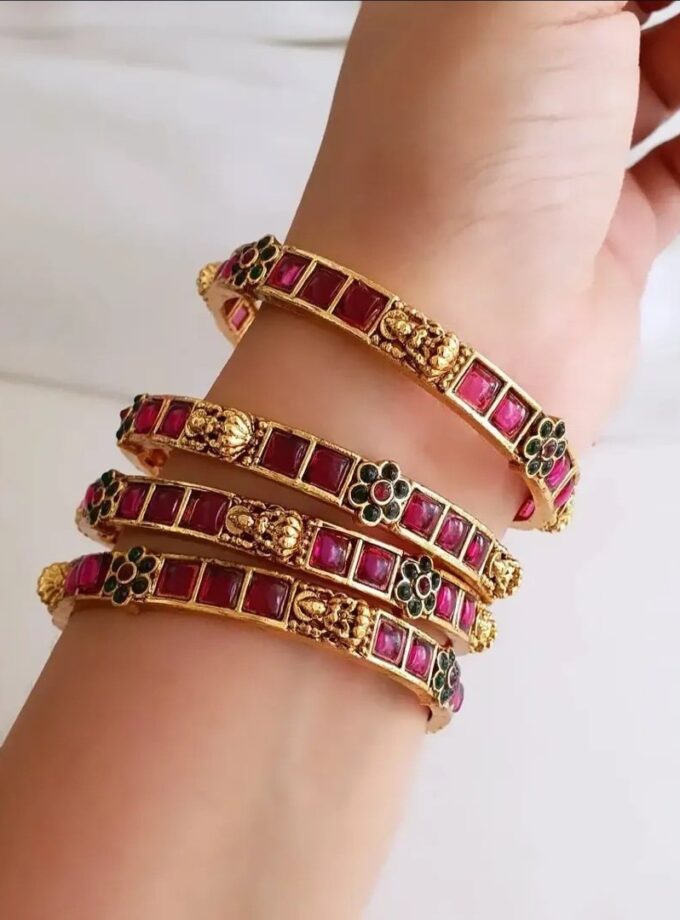 BANGLE SET OF FOUR-A4305